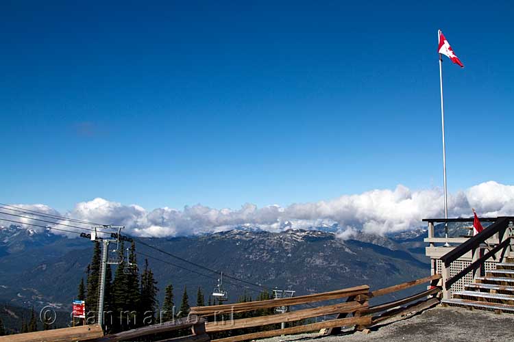 Het uitzicht vanaf de Blackcomb Mountain over de bergen rondom Whistler