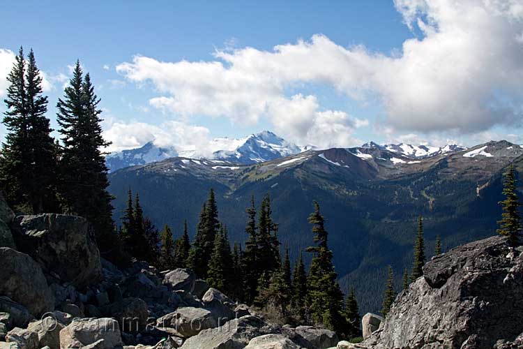 Een mooi uitzicht vanaf het wandelpad richting Whistler Mountain