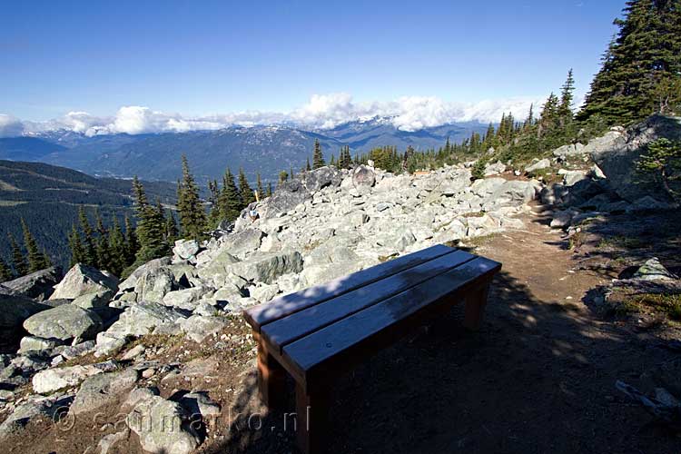 Een bevroren bankje met een gaaf uitzicht op de Blackcomb Mountain