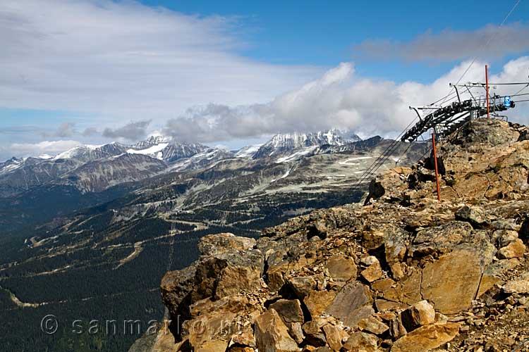 Het uitzicht richting de Blackcomb Mountain vanaf de Whistler Mountain