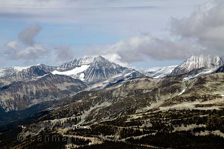 Mount Weart en Wedge Mountain gezien vanaf de Whistler Mountain in Canada