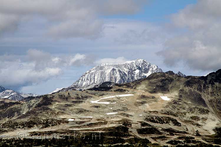 Nieuwe sneeuw op de bergen rondom de Whistler Mountain