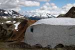 Een dik pak ijs langs het wandelpad op de Whistler Mountain