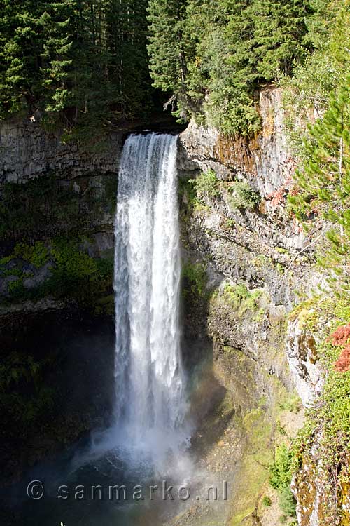 Vlakbij Whistler wandelen we een kleine wandeling naar de Brandywine Falls