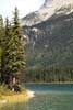 Wandelend langs de oever van Emerald Lake in Yoho National Park