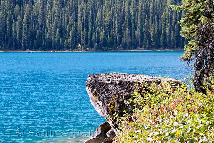 Nog een mooi uitzicht over Emerald Lake vanaf het wandelpad