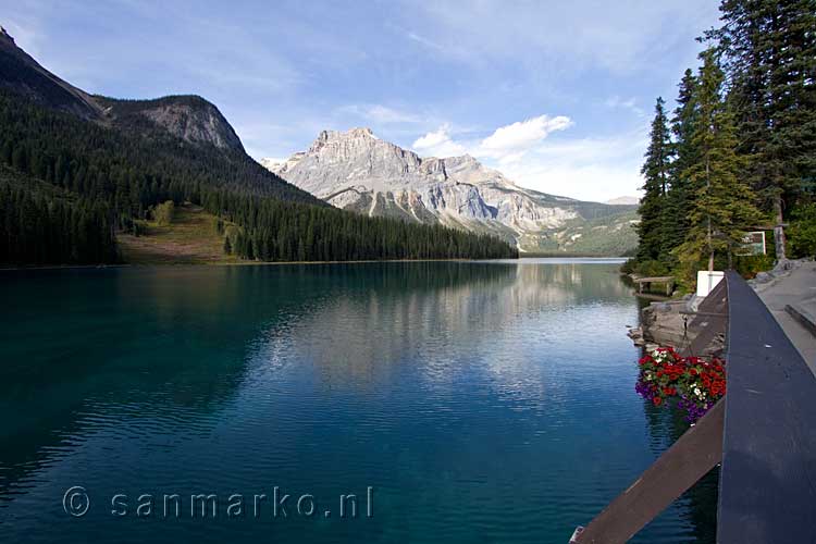 Vanaf de brug nog een mooi uitzicht over Emerald Lake in Yoho NP