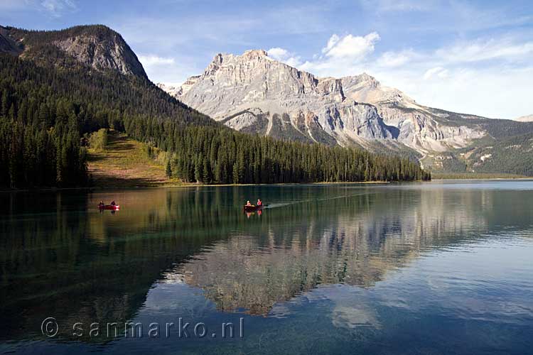 Kano's op het stille water van Emerald Lake met een schitterend uitzicht
