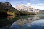 Kano's op het stille water van Emerald Lake met een schitterend uitzicht