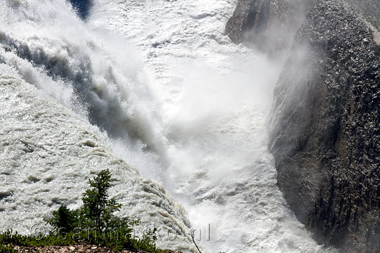 Vanaf het eerste uitzichtpunt de Wapta Falls in de Kicking Horse River