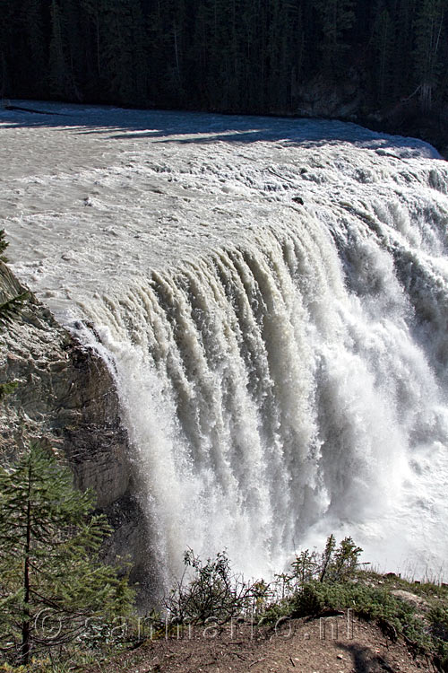 De snelstromende Wapta Falls in de Kicking Horse River in Yoho NP