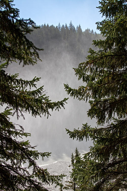 De mist gecreëerd door de Wapta Falls in Yoho National Park