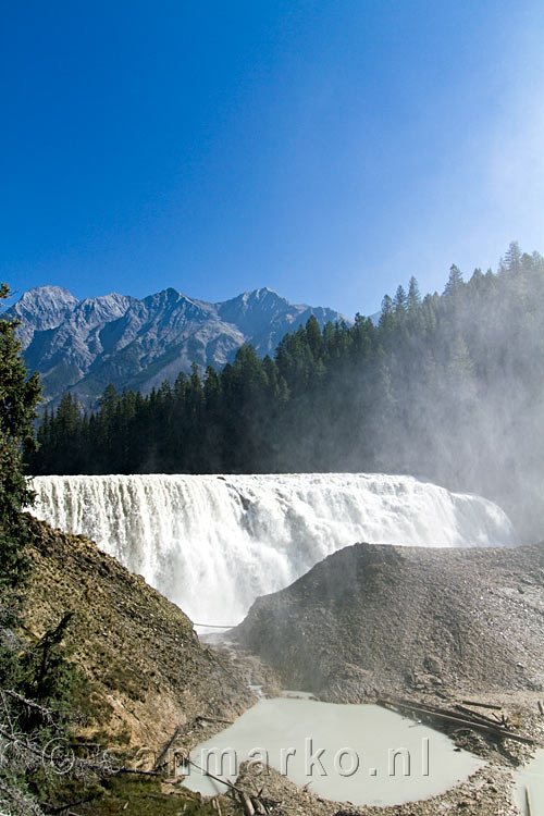 De Wapta Falls in de Kicking Horse River in Yoho National Park