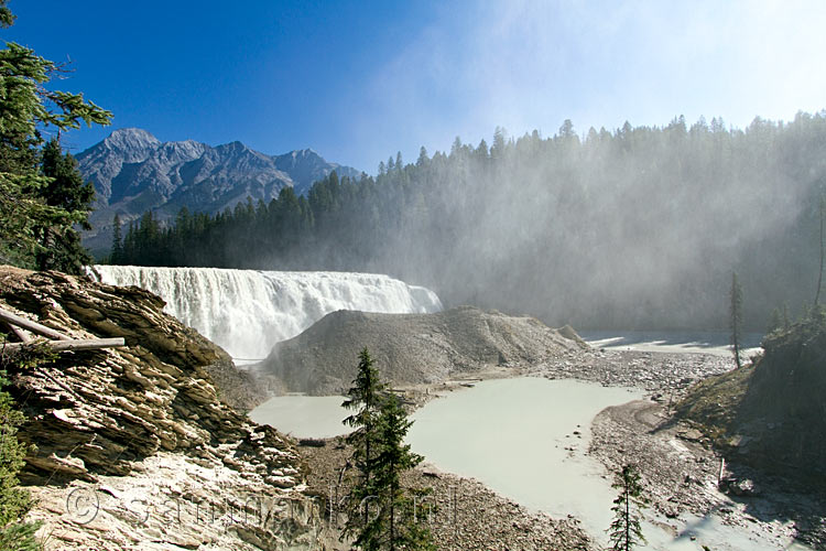 Vanaf het laagste uitzichtpunt de Wapta Falls in Yoho NP