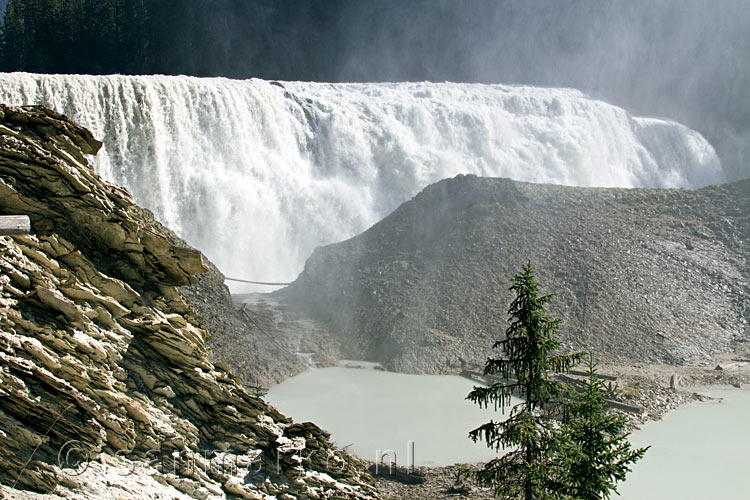 De schitterende Wapta Falls in de Kicking Horse River in Yoho NP