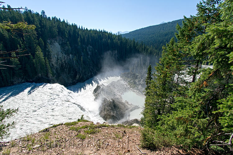 Vanaf het uitzichtpunt de Wapta Falls en de Kicking Horse River