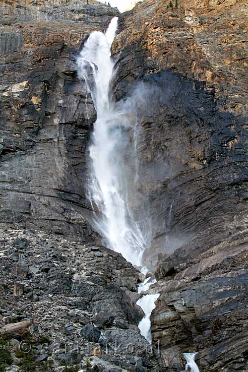 De volledig zichtbare Takakkaw Falls in Yoho National Park