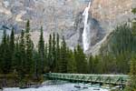 De brug over de rivier naar de Takakkaw Falls in Yoho National Park