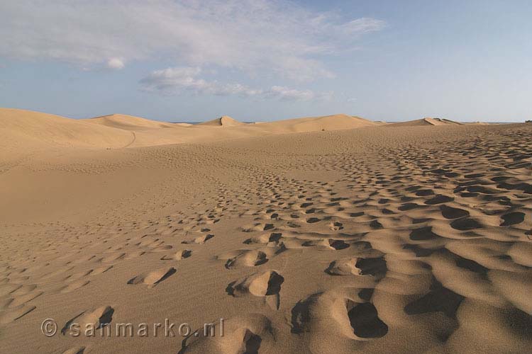 Voetstappen in het zand van de duinen van Maspalomas