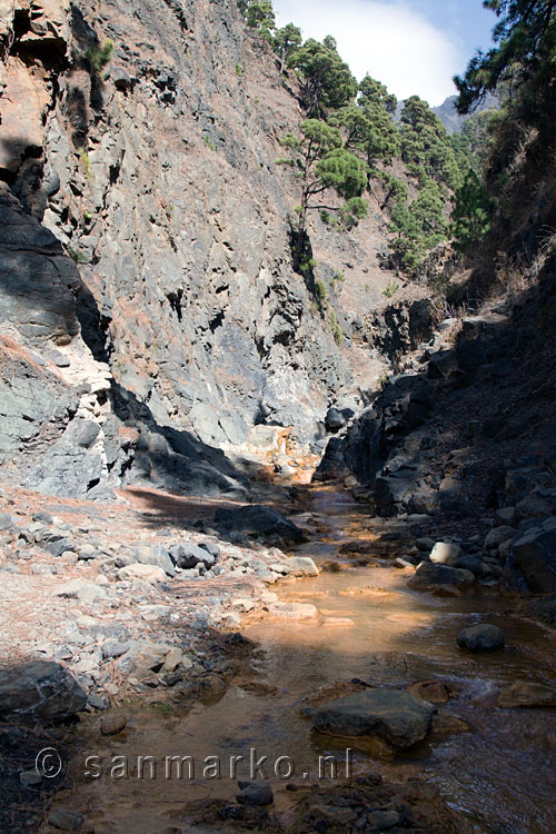 Het wandelpad richting de Cascades Colores in de Caldera de Taburiente op La Palma