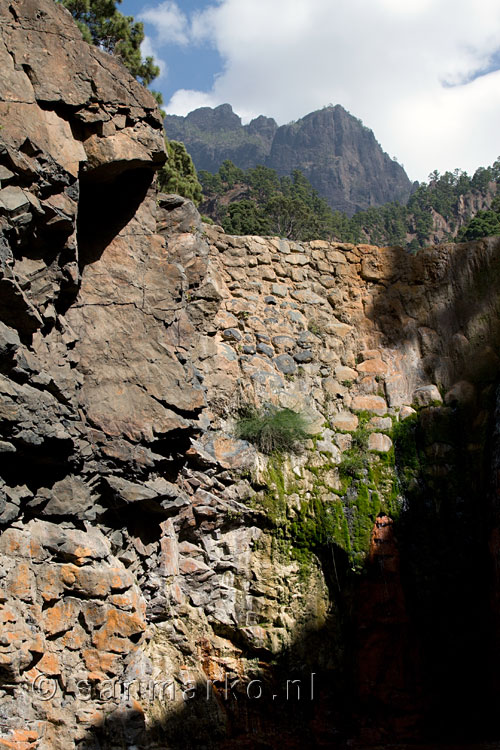 Uitzicht bij de Cascadas Colores op de Caldera de Taburiente op La Palma