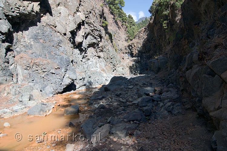 Het wandelpad naar de Cascadas Colores in de Caldera de Taburiente op La Palma