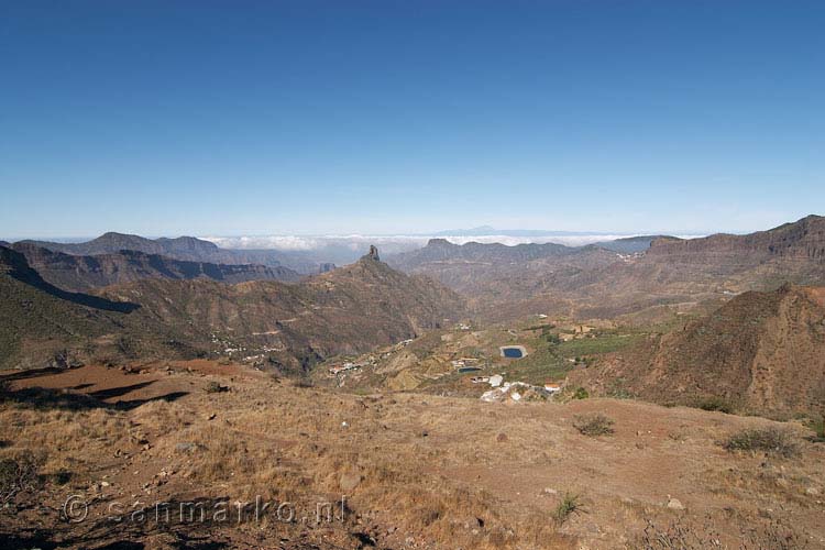 Roque Bentaiga met Tejeda in de voorgrond en de Teide in de achtergrond