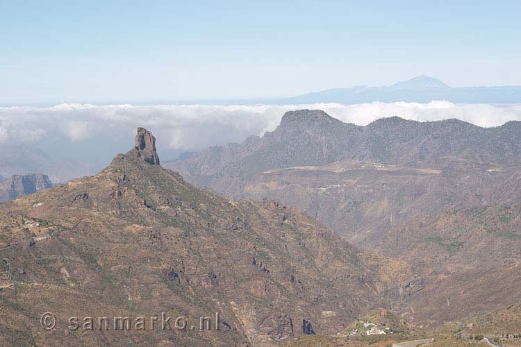 Roque Bentaiga met Tenerife op de achtergrond vanaf Barranco de Mina