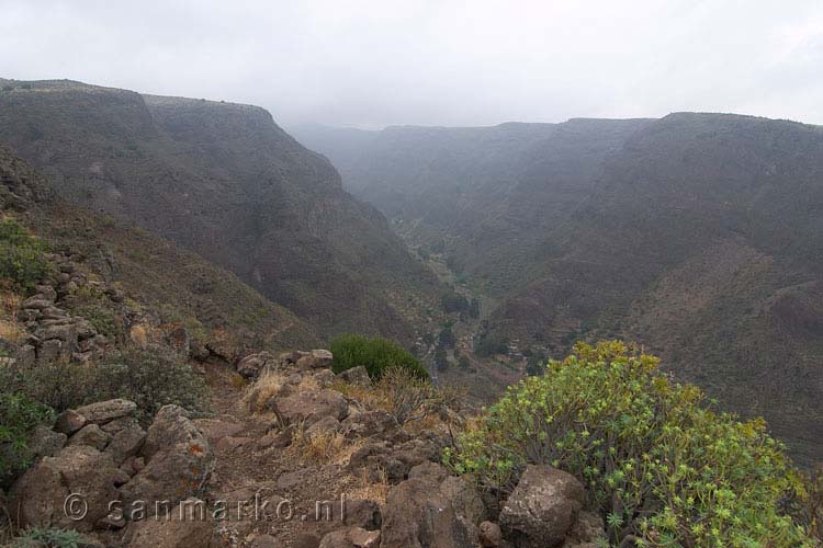 Na een steile klim het uitzicht op het dal Guayadeque op Gran Canaria