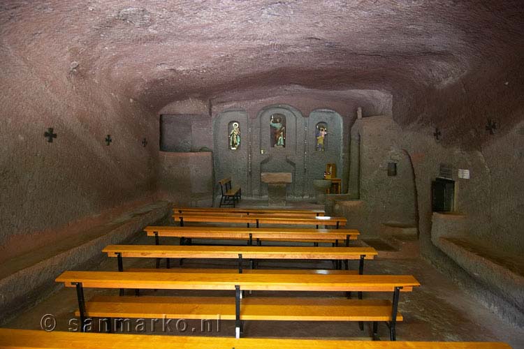 De binnenkant van de grotten kerk van Guayadeque op Gran Canaria