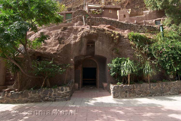 De ingang van de spectaculaire de grotten kerk van Guayadeque