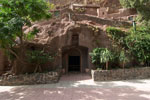 De ingang van de spectaculaire de grotten kerk van Guayadeque