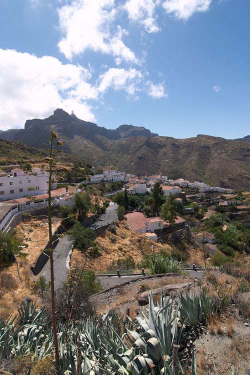 Uitzicht op het dorp Tejeda vanaf de weg op Gran Canaria