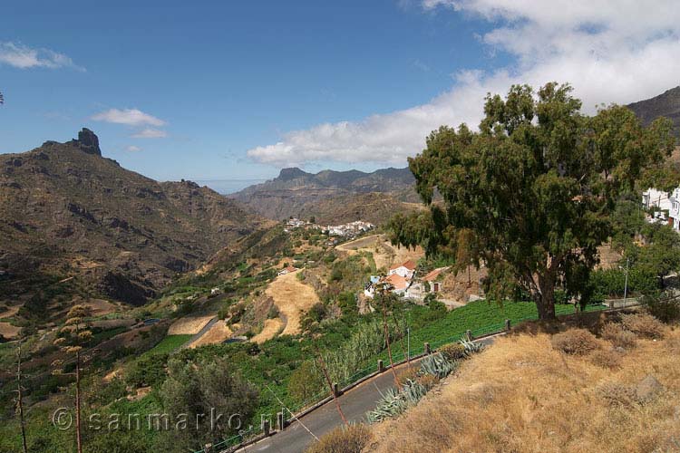 Uitzicht vanaf het wandelpad bij Tejeda richting Roque Bentaiga op Gran Canaria