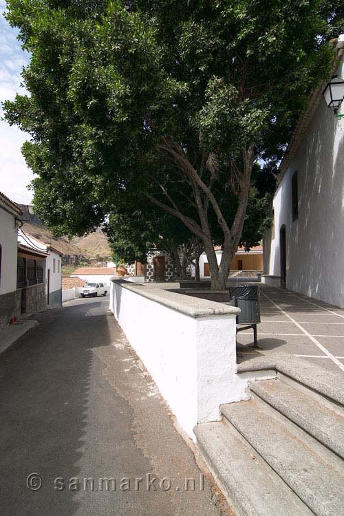 De smalle straten van Fataga een klein dorp op Gran Canaria