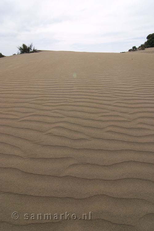 Omhoog wandelen in het mulle zand van de duinen van Maspalomas