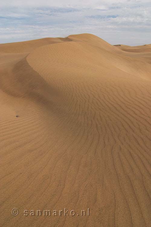 Lijnen gevormd door de wind in de duinen van Maspalomas op Gran Canaria