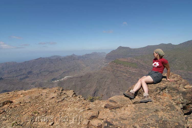 Sandra geniet bij Montaña de Tauro van het uitzicht over Gran Canaria
