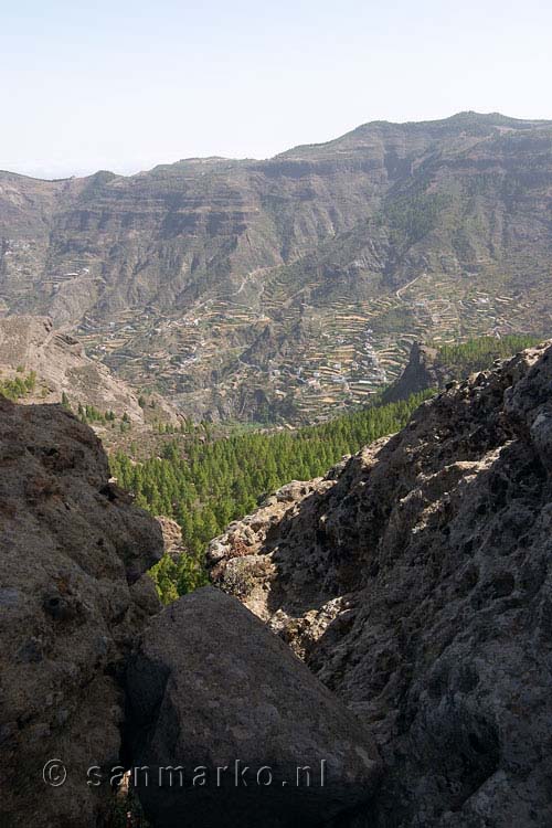 Vanaf de wandeling bij Roque Nublo uitzicht op een bergdorpje op Gran Canaria