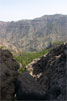 Vanaf de wandeling bij Roque Nublo uitzicht op een bergdorpje op Gran Canaria