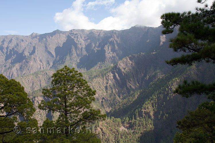 Vanaf het wandelpad uitzicht over de Caldera de Taburiente op La Palma