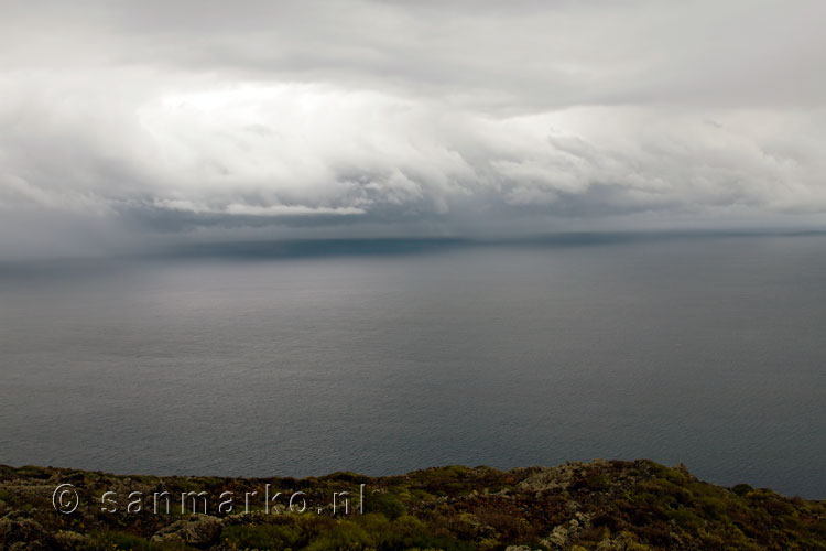 Uitzicht vanaf La Palma op de regenwolken boven de Atlantische Oceaan