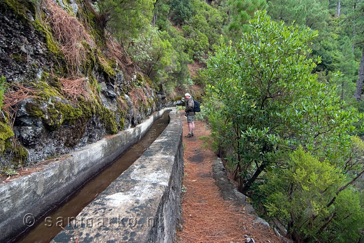 Het wandelpad langs het irrigatie kanaal bij Los Tilos op La Palma