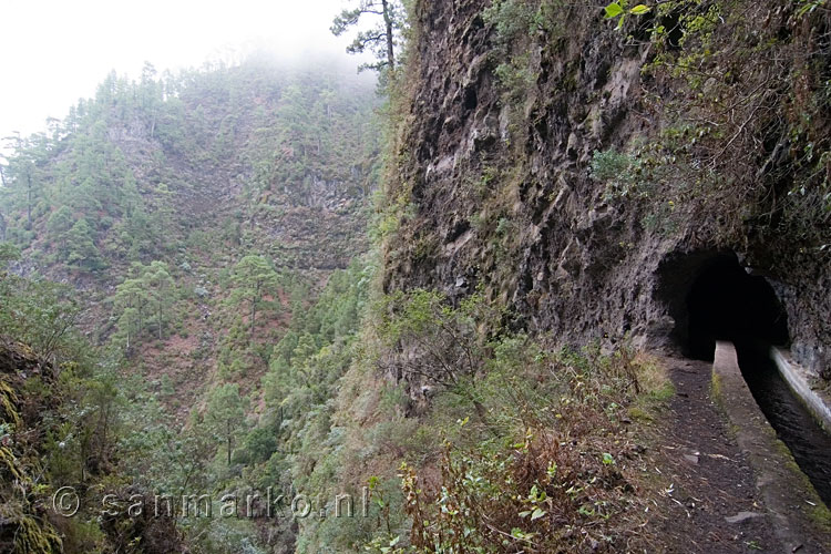 Nog een donkere tunnel voor het kanaal bij Los Tilos op La Palma