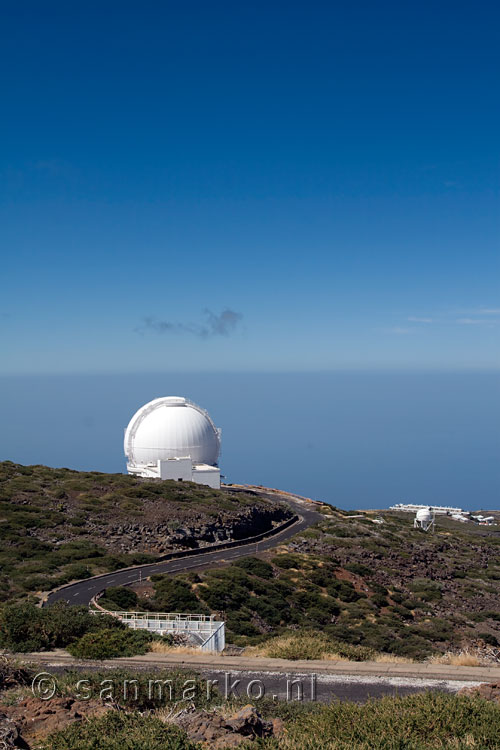 Uitzicht op het Observatorio Astrofisico bij de Roque de los Muchachos op La Palma