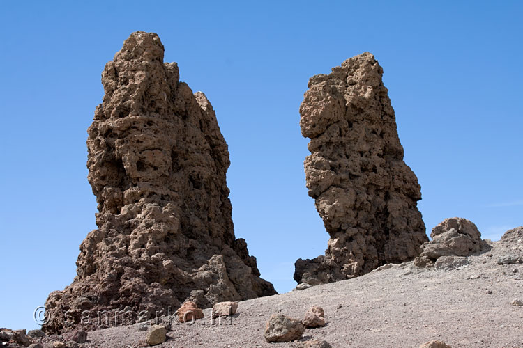 Twee van de roques van Roque de Los Muchachos boven de Caldera de Taburiente