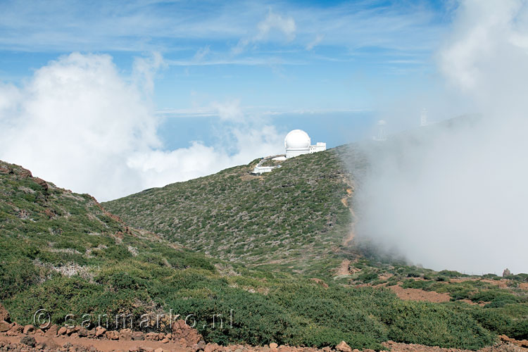 Wolken rondom de Observatorio Astrofisico bij de Roque de los Muchachos op La Palma