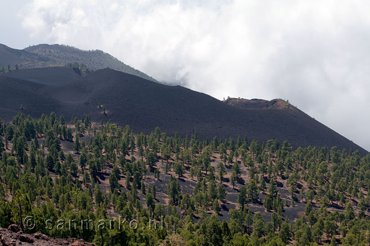 Montaña Negra gezien vanaf het wandelpad van de Ruta de los Volcanes op La Palma