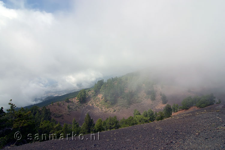 Terug wandelen naar Refugio el Pilar door de wolken op La Palma