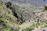 De weg door het dal van Masca gezien vanaf het wandelpad tussen Cruz de Gala en Pico Verde op Tenerife